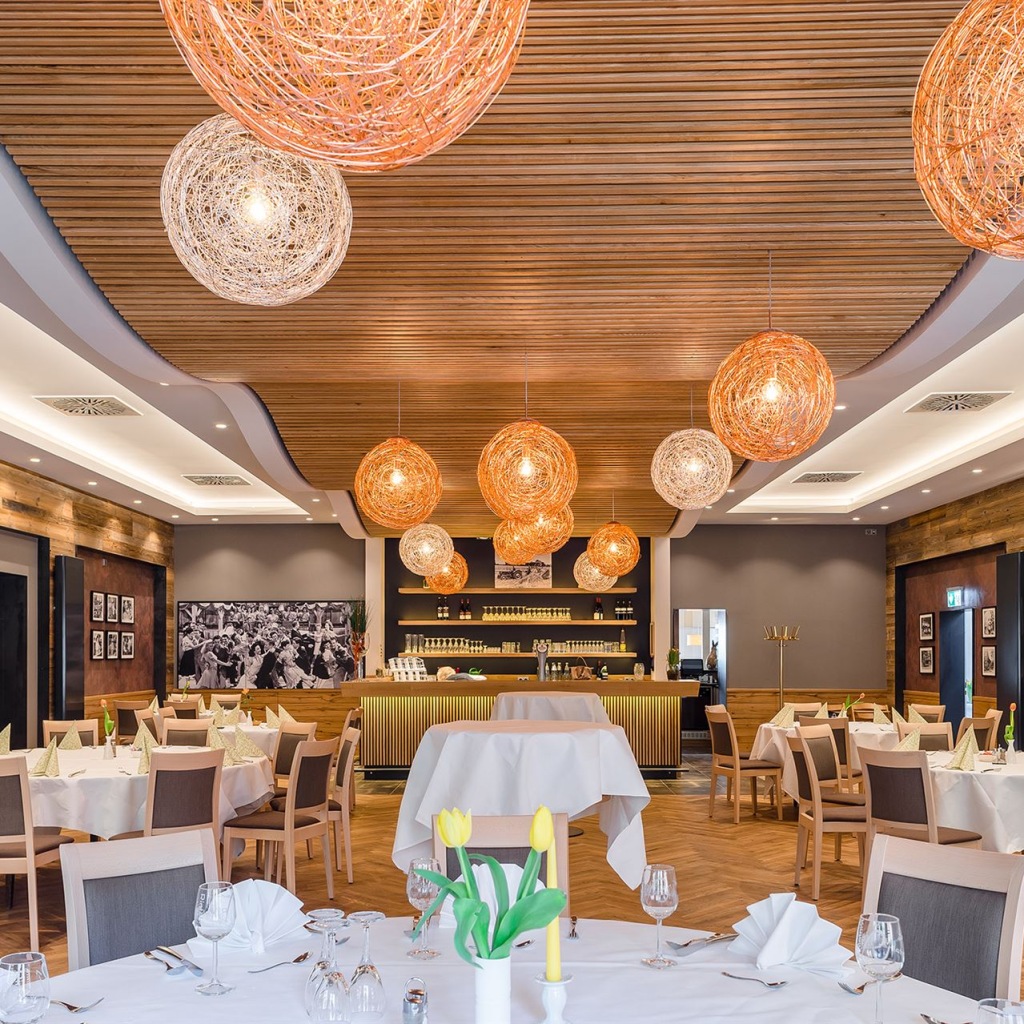 Saalbild vom Hof her