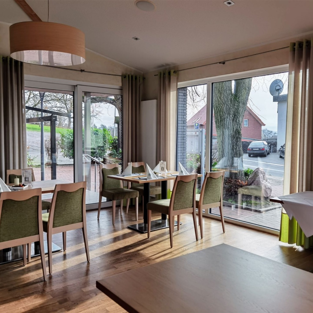 Restaurant mit großen Fenstern