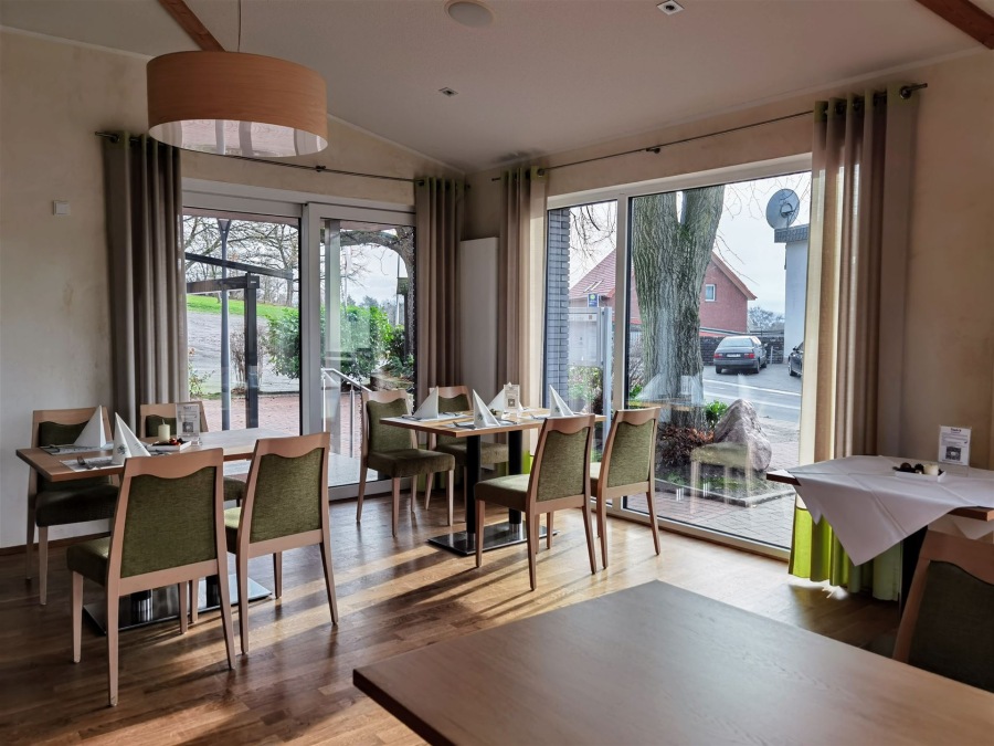 Restaurant mit großen Fenstern